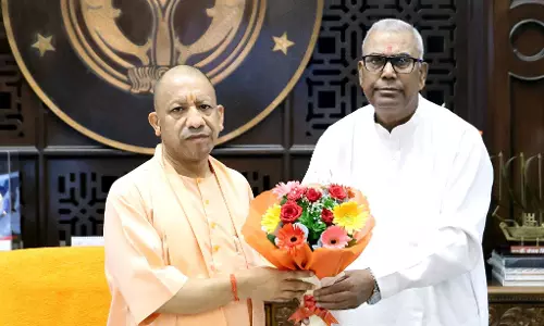 CM योगी से मिले राष्ट्रीय परिषद के सदस्य ओमप्रकाश गोला प्रजापति