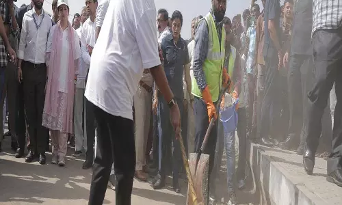 आजादपुर में CM रेखा गुप्ता ने चलाया सफाई अभियान