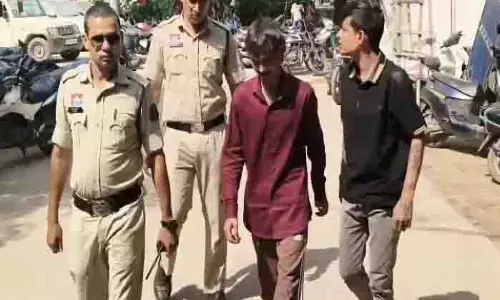 सेंट्रल जेल के मुलाकाती कक्ष में जेल प्रहरी से मारपीट, 2 गिरफ्तार सेंट्रल जेल के मुलाकाती कक्ष में जेल प्रहरी से मारपीट, 2 गिरफ्तार