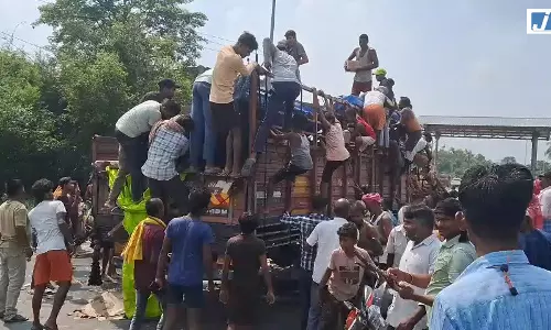 शराब लदा ट्रक दुर्घटनाग्रस्त, महिला-बच्चों समेत ग्रामीणों ने लूटी शराब शराब लदा ट्रक दुर्घटनाग्रस्त, महिला-बच्चों समेत ग्रामीणों ने लूटी शराब