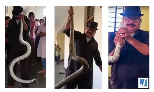 OMG! बाथरूम का दरवाजा खोलते ही दिखा 10 फीट का अजगर, छात्रा के उड़े होश OMG! बाथरूम का दरवाजा खोलते ही दिखा 10 फीट का अजगर, छात्रा के उड़े होश