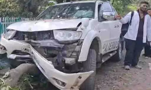 चालक को अचानक आया चक्कर, अनियंत्रित कार पेड़ से टकराई