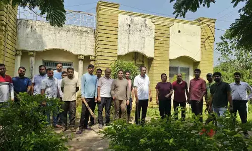 गांधी जयंती पर CMHO कार्यालय परिसर में स्वच्छता अभियान