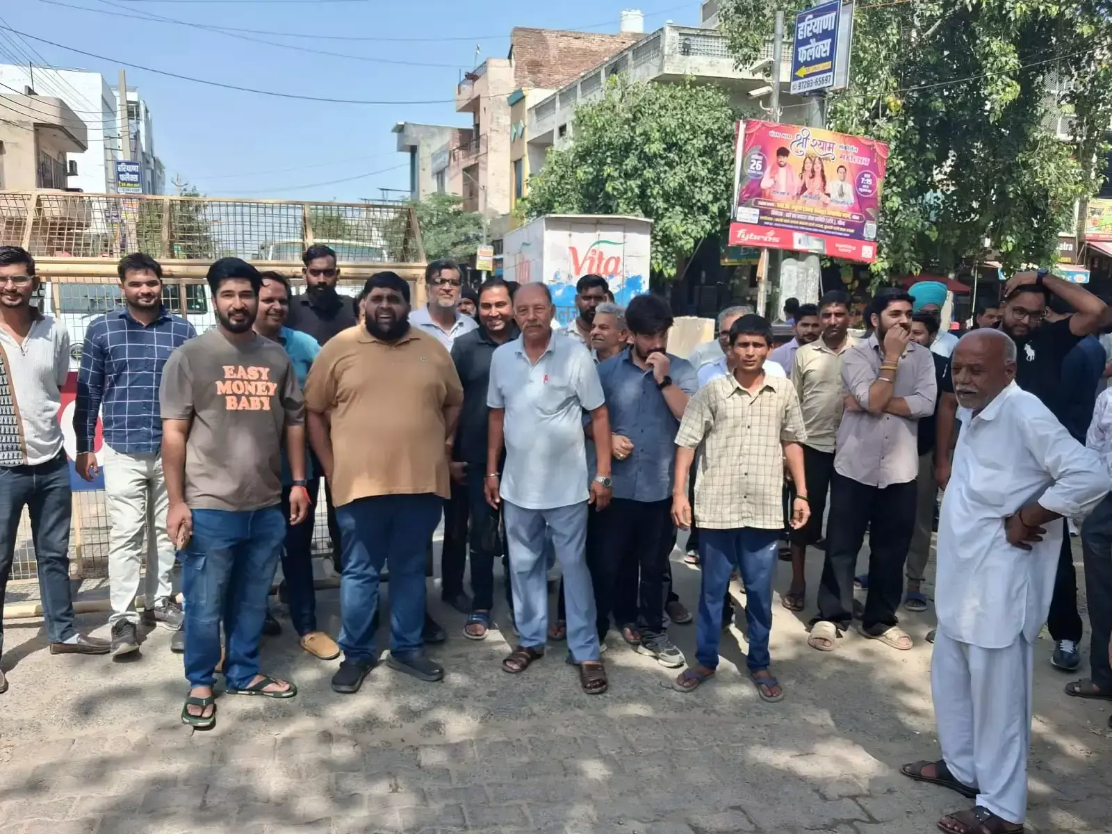 सफीदों गेट पर दुकानदारों का हंगामा, जाम लगाकर जताया विरोध सफीदों गेट पर दुकानदारों का हंगामा, जाम लगाकर जताया विरोध