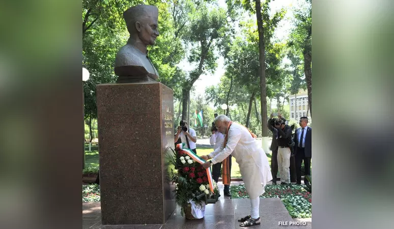 लाल बहादुर शास्त्री बाहर से विनम्र और भीतर से चट्टान की तरह दृढ़ निश्चयी थे, जयंती पर प्रधानमंत्री मोदी ने दी श्रद्धांजलि लाल बहादुर शास्त्री बाहर से विनम्र और भीतर से चट्टान की तरह दृढ़ निश्चयी थे, जयंती पर प्रधानमंत्री मोदी ने दी श्रद्धांजलि