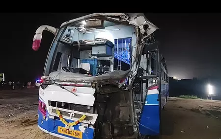 दो लग्जरी बसों के बीच टक्कर, 10 से अधिक यात्री घायल दो लग्जरी बसों के बीच टक्कर, 10 से अधिक यात्री घायल
