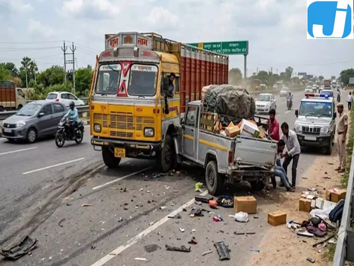 अमरावती में भीषण सड़क हादसा, ट्रक की टक्कर से 5 लोगों की मौत अमरावती में भीषण सड़क हादसा, ट्रक की टक्कर से 5 लोगों की मौत
