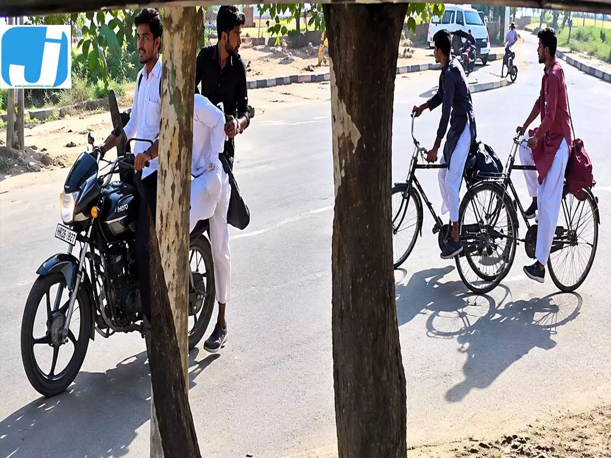 स्कूल से लौट रही छात्रा से बाइक पर छेड़छाड़, आरोपी पड़ोसी गिरफ्तार स्कूल से लौट रही छात्रा से बाइक पर छेड़छाड़, आरोपी पड़ोसी गिरफ्तार