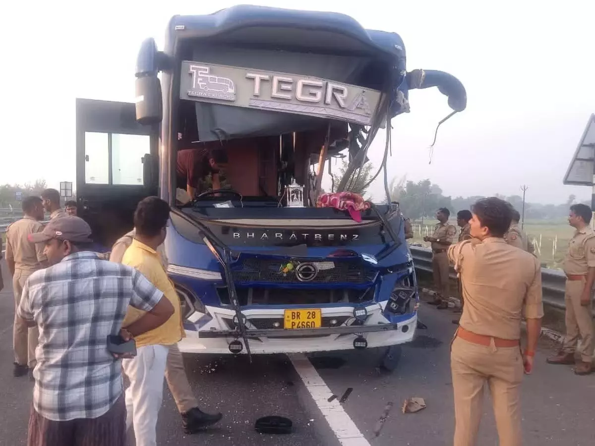 गोरखपुर लिंक एक्सप्रेसवे पर भीषण हादसा, बस-ट्रेलर की टक्कर में 4 यात्रियों की मौत गोरखपुर लिंक एक्सप्रेसवे पर भीषण हादसा, बस-ट्रेलर की टक्कर में 4 यात्रियों की मौत