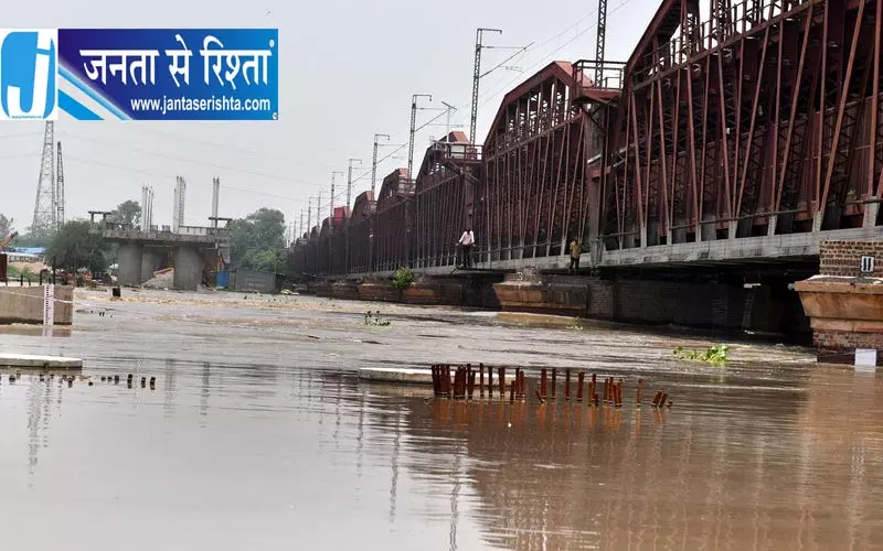 यमुना सफाई अभियान में शामिल हुए छात्र यमुना सफाई अभियान में शामिल हुए छात्र