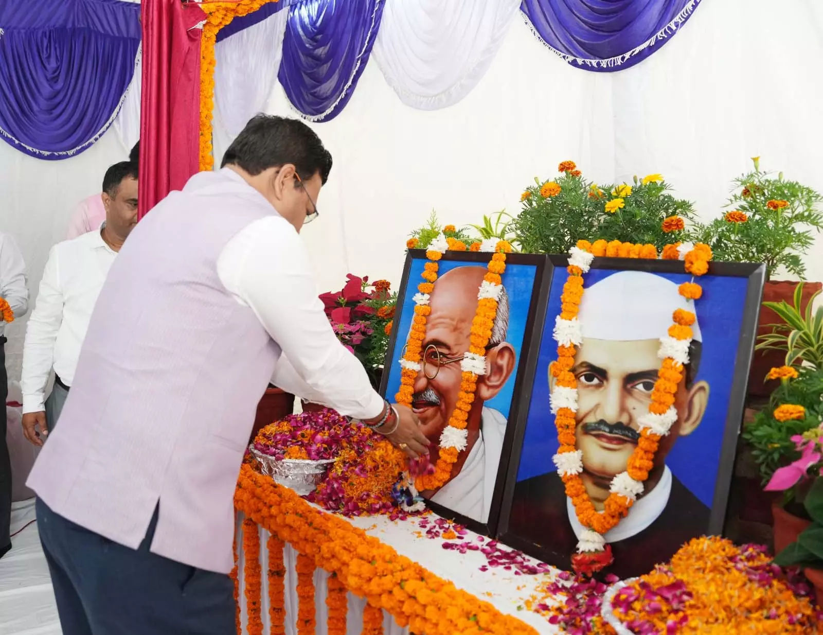 मुख्य सचिव आनन्द बर्द्धन ने गांधी और शास्त्री को किया नमन मुख्य सचिव आनन्द बर्द्धन ने गांधी और शास्त्री को किया नमन