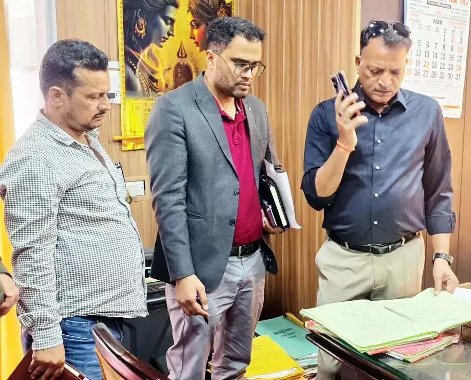 जिला पंचायत कार्यालय के निरीक्षण में मिलीं कई अनियमितताएं, जांच के आदेश जिला पंचायत कार्यालय के निरीक्षण में मिलीं कई अनियमितताएं, जांच के आदेश