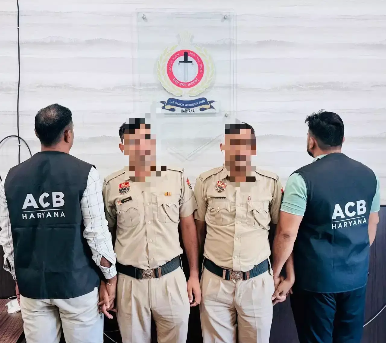 पलवल में रिश्वतखोरी का मामला, डायल-112 के दो पुलिसकर्मी पकड़े गए पलवल में रिश्वतखोरी का मामला, डायल-112 के दो पुलिसकर्मी पकड़े गए