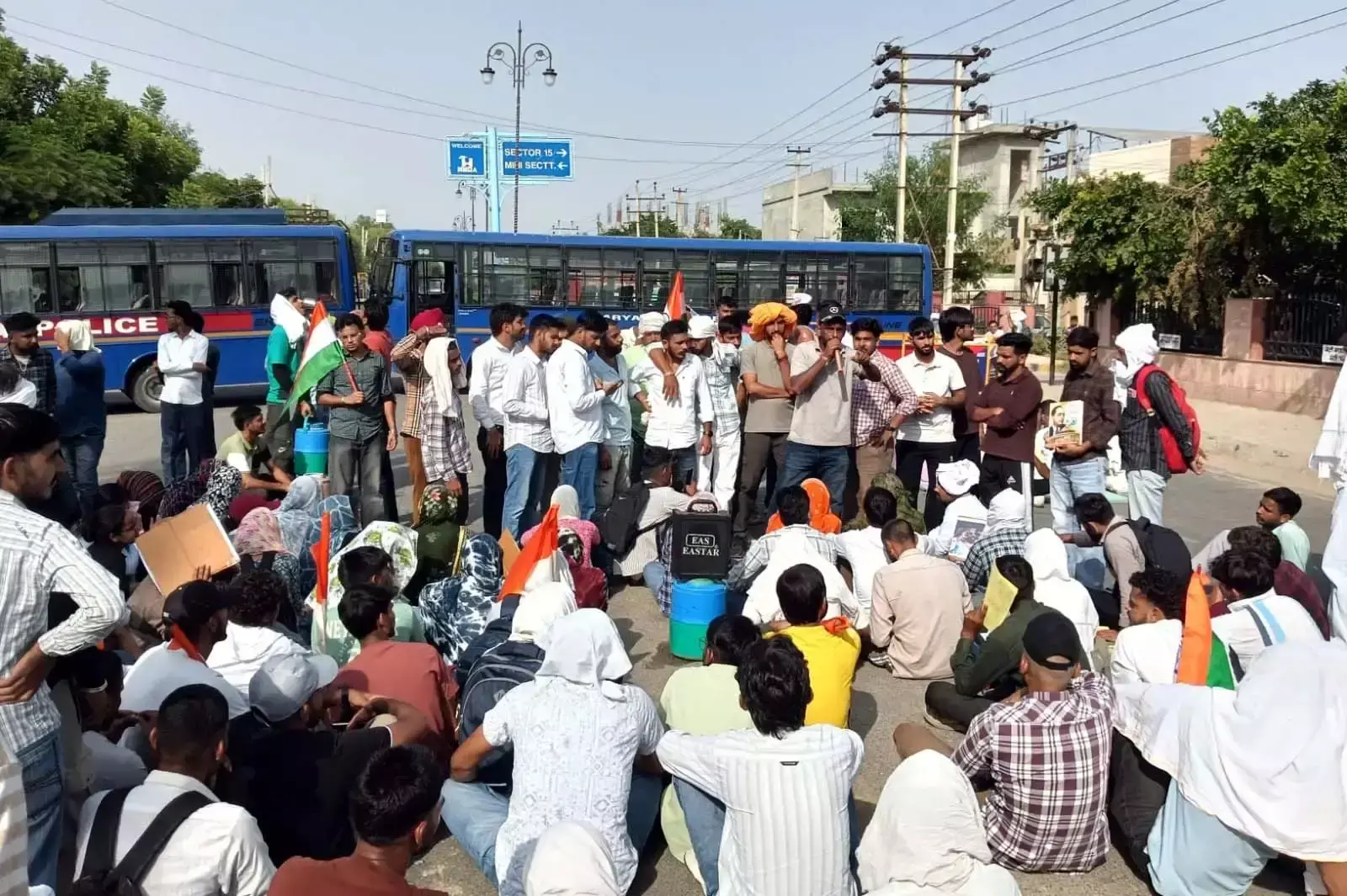 मुख्यमंत्री से मुलाकात की मांग, युवाओं ने जाम कर जताया विरोध मुख्यमंत्री से मुलाकात की मांग, युवाओं ने जाम कर जताया विरोध