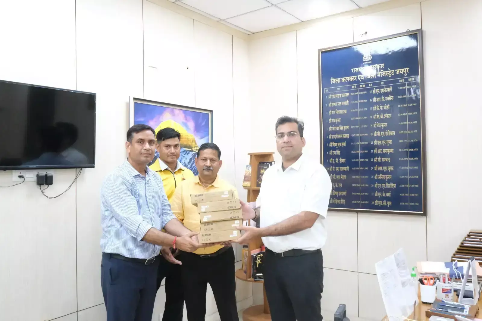आपदा प्रबंधन क्षमता बढ़ाने के लिए जिला कलक्टर ने प्रदान किए बचाव उपकरण आपदा प्रबंधन क्षमता बढ़ाने के लिए जिला कलक्टर ने प्रदान किए बचाव उपकरण