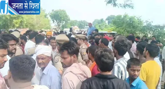 गोवंश के अवशेष मिलने पर बवाल, ग्रामीणों ने सड़क जाम कर 36 घंटे में गिरफ्तारी की मांग गोवंश के अवशेष मिलने पर बवाल, ग्रामीणों ने सड़क जाम कर 36 घंटे में गिरफ्तारी की मांग