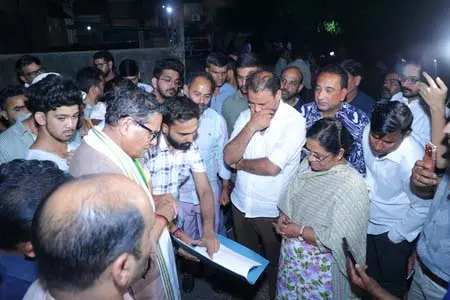 जयपुर के मेयर सुनील कोठारी रात में सड़कों पर उतरे, सफाई व्यवस्था का लिया जायजा और लगाई झाड़ू जयपुर के मेयर सुनील कोठारी रात में सड़कों पर उतरे, सफाई व्यवस्था का लिया जायजा और लगाई झाड़ू
