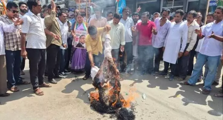 त्रिपुरा कांग्रेस का हल्ला बोल: CEC की गिरफ्तारी और इस्तीफे की मांग त्रिपुरा कांग्रेस का हल्ला बोल: CEC की गिरफ्तारी और इस्तीफे की मांग
