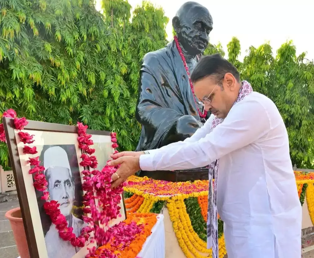गांधी-शास्त्री जयंती पर भजनलाल ने अर्पित किए श्रद्धासुमन गांधी-शास्त्री जयंती पर भजनलाल ने अर्पित किए श्रद्धासुमन