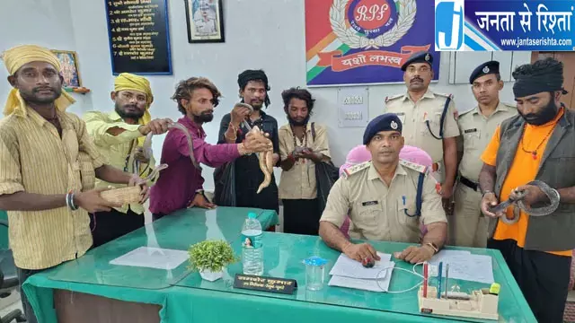 जनसेवा एक्सप्रेस में सांप दिखाकर पैसे मांग रहे छह सपेरे पकड़े गए, दिघवारा स्टेशन पर उतारा जनसेवा एक्सप्रेस में सांप दिखाकर पैसे मांग रहे छह सपेरे पकड़े गए, दिघवारा स्टेशन पर उतारा