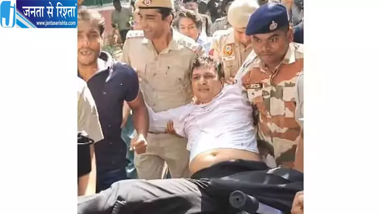 जंतर-मंतर पर AAP का प्रदर्शन, सौरभ भारद्वाज समेत कई नेता हिरासत में जंतर-मंतर पर AAP का प्रदर्शन, सौरभ भारद्वाज समेत कई नेता हिरासत में