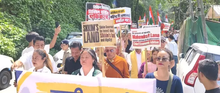 प्रोफेसर लामा के इस्तीफे की मांग को लेकर कैप सिक्किम ने निकाली रैली प्रोफेसर लामा के इस्तीफे की मांग को लेकर कैप सिक्किम ने निकाली रैली