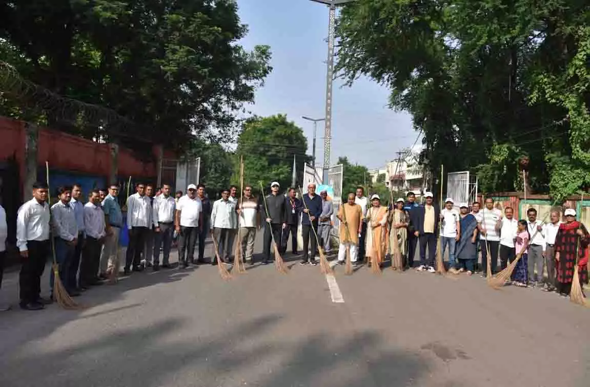 राज्यपाल रमेन डेका ने गांधी जयंती पर की साफ-सफाई राज्यपाल रमेन डेका ने गांधी जयंती पर की साफ-सफाई