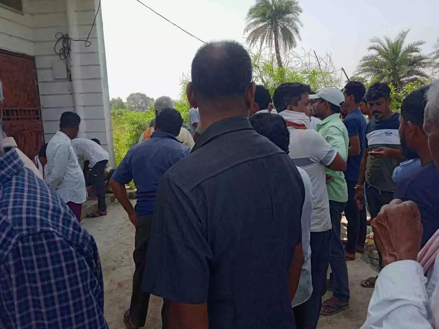 श्यामतराई के मकान में पुलिस की दबिश, लेकर ग्रामीणों ने किया घेराव श्यामतराई के मकान में पुलिस की दबिश, लेकर ग्रामीणों ने किया घेराव