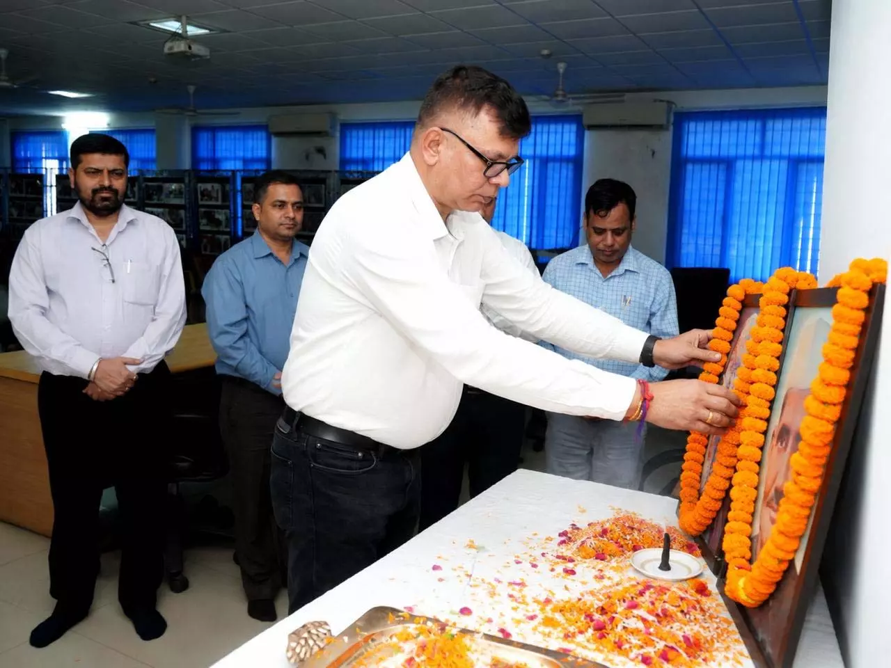गांधी-शास्त्री जयंती पर उत्तराखंड सूचना विभाग में दी गई श्रद्धांजलि गांधी-शास्त्री जयंती पर उत्तराखंड सूचना विभाग में दी गई श्रद्धांजलि