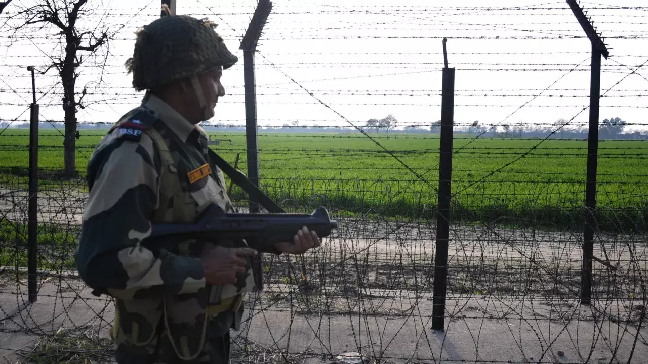 पंजाब में BSF ने दो पाकिस्तानी घुसपैठियों को गोली मारकर ढेर कर दिया पंजाब में BSF ने दो पाकिस्तानी घुसपैठियों को गोली मारकर ढेर कर दिया