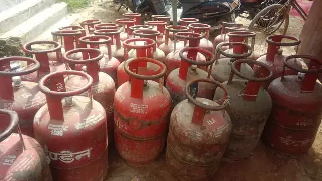 ई-केवाईसी नहीं कराने वाले गैस उपभोक्ताओं को झटका, अब कमर्शियल दर पर मिल सकता है सिलेंडर ई-केवाईसी नहीं कराने वाले गैस उपभोक्ताओं को झटका, अब कमर्शियल दर पर मिल सकता है सिलेंडर