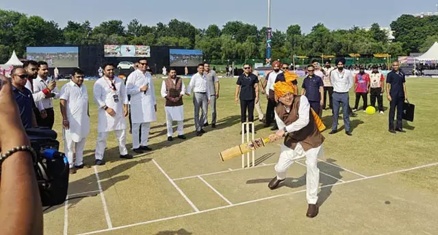 नमो क्रिकेट लीग में पहुंचे CM पुष्कर सिंह धामी, मैदान में लगाया शानदार शॉट नमो क्रिकेट लीग में पहुंचे CM पुष्कर सिंह धामी, मैदान में लगाया शानदार शॉट