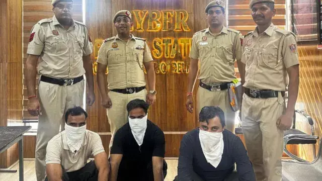 कूरियर का पता अपडेट करने के नाम पर भेजी APK फाइल, खाते से उड़ा दिए 3.97 लाख रुपये कूरियर का पता अपडेट करने के नाम पर भेजी APK फाइल, खाते से उड़ा दिए 3.97 लाख रुपये