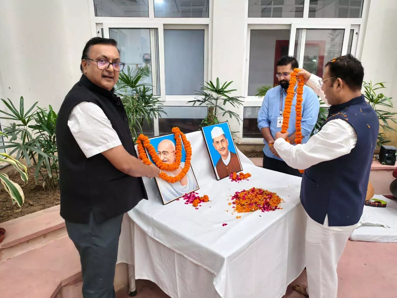 यूएसडीएमए में श्रद्धाभाव से मनाई गई गांधी और लाल बहादुर शास्त्री जयंती यूएसडीएमए में श्रद्धाभाव से मनाई गई गांधी और लाल बहादुर शास्त्री जयंती