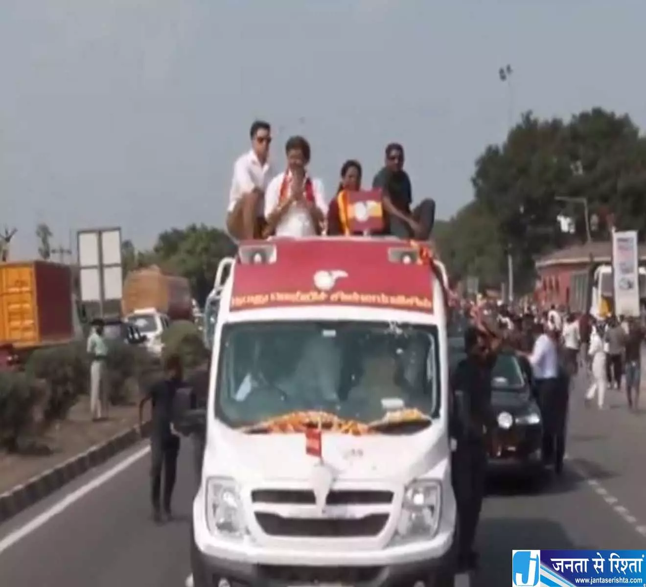 मदुरंथकम में CM विजय का मेगा रोड शो मदुरंथकम में CM विजय का मेगा रोड शो