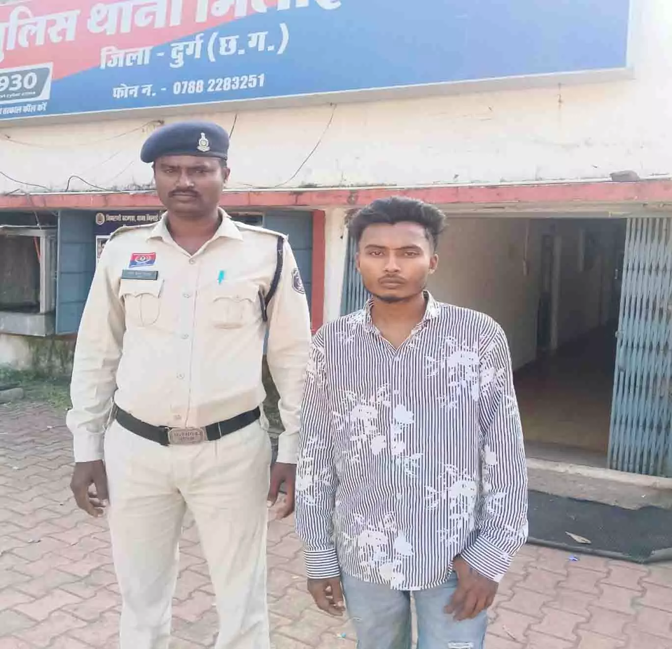 तालाब के पास गांजा बेचने ग्राहक तलाश रहा युवक गिरफ्तार तालाब के पास गांजा बेचने ग्राहक तलाश रहा युवक गिरफ्तार