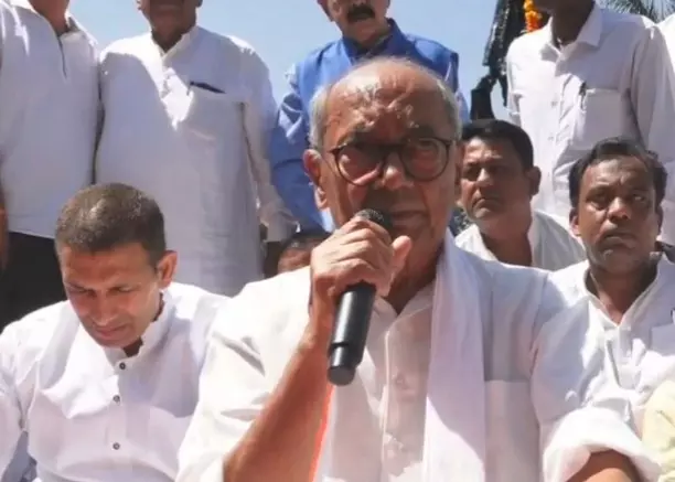 गांधी जयंती कार्यक्रम में दिग्विजय सिंह की जुबान फिसली, गोडसे को लेकर बयान पर चर्चा गांधी जयंती कार्यक्रम में दिग्विजय सिंह की जुबान फिसली, गोडसे को लेकर बयान पर चर्चा