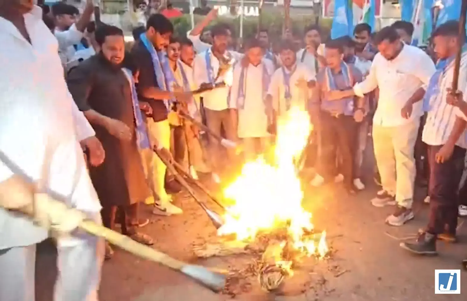 रांची में NSUI का प्रदर्शन, CEC ज्ञानेश कुमार का फूंका पुतला रांची में NSUI का प्रदर्शन, CEC ज्ञानेश कुमार का फूंका पुतला