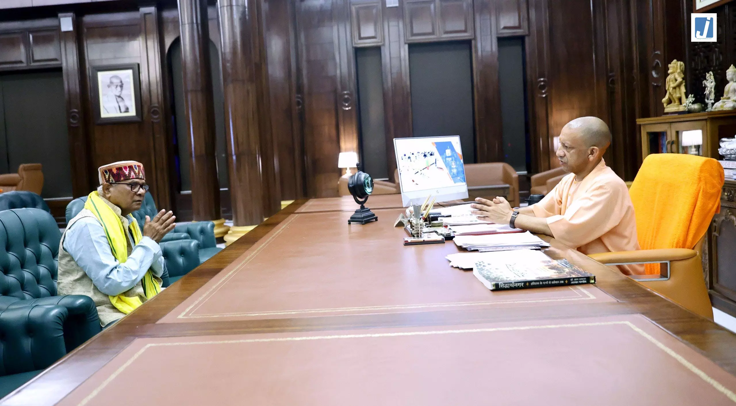 CM योगी से विधायक दूधराम ने की शिष्टाचार भेंट CM योगी से विधायक दूधराम ने की शिष्टाचार भेंट