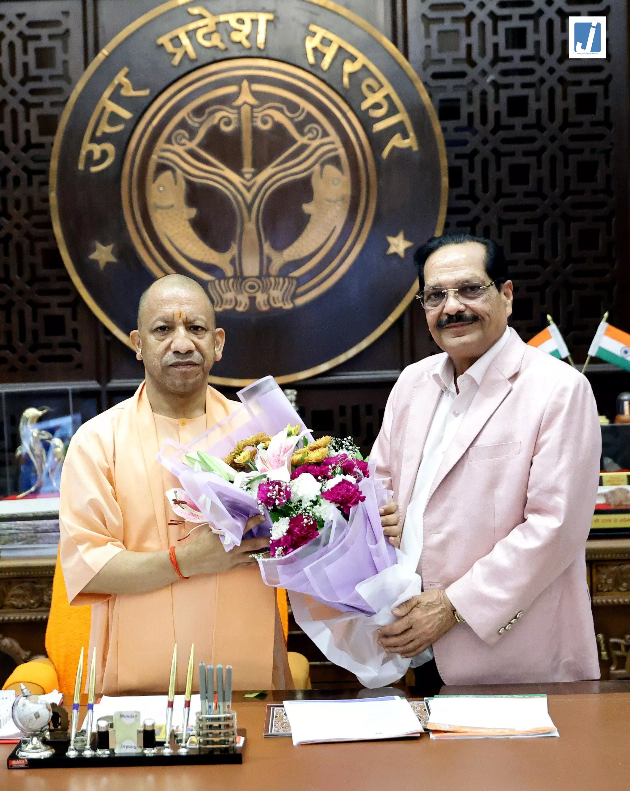 शारदा विश्वविद्यालय के कुलाधिपति ने CM योगी से की मुलाकात शारदा विश्वविद्यालय के कुलाधिपति ने CM योगी से की मुलाकात
