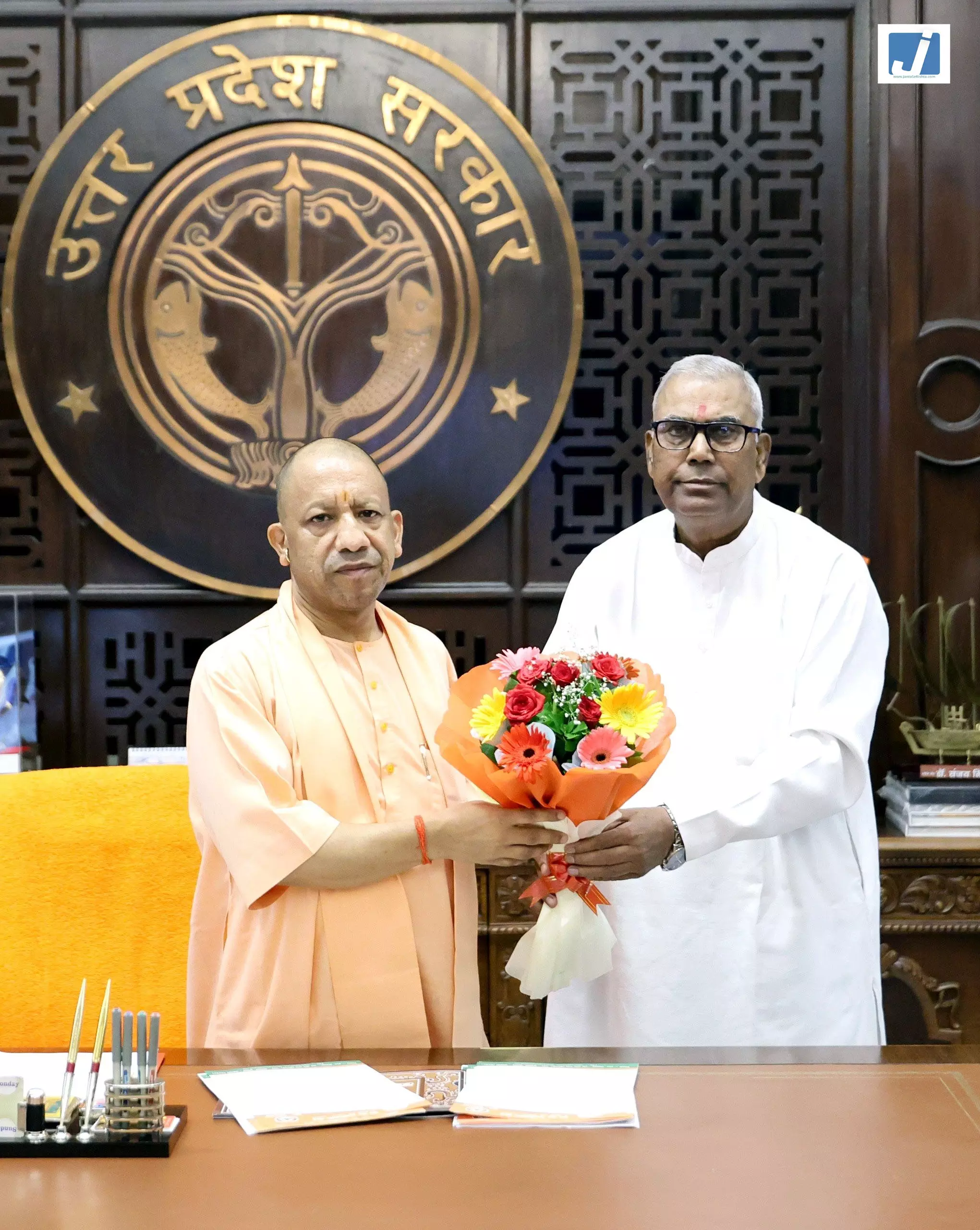 CM योगी से मिले राष्ट्रीय परिषद के सदस्य ओमप्रकाश गोला प्रजापति CM योगी से मिले राष्ट्रीय परिषद के सदस्य ओमप्रकाश गोला प्रजापति