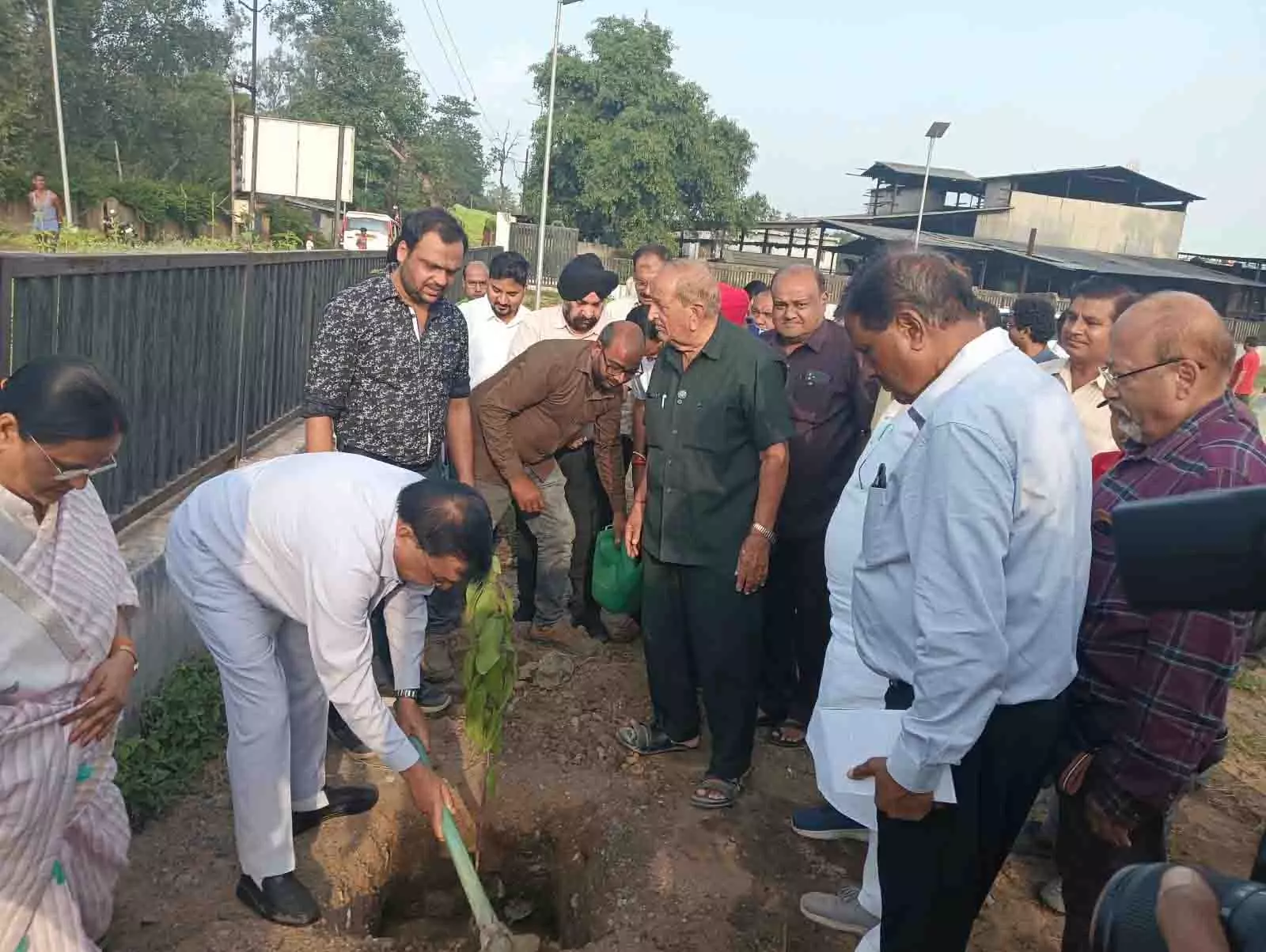 गांधी जयंती पर औद्योगिक क्षेत्र कोरबा में लगाए गए लगभग 100 पौधे गांधी जयंती पर औद्योगिक क्षेत्र कोरबा में लगाए गए लगभग 100 पौधे