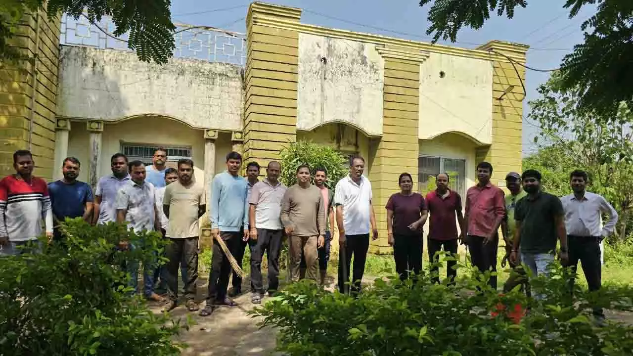 गांधी जयंती पर CMHO कार्यालय परिसर में स्वच्छता अभियान गांधी जयंती पर CMHO कार्यालय परिसर में स्वच्छता अभियान