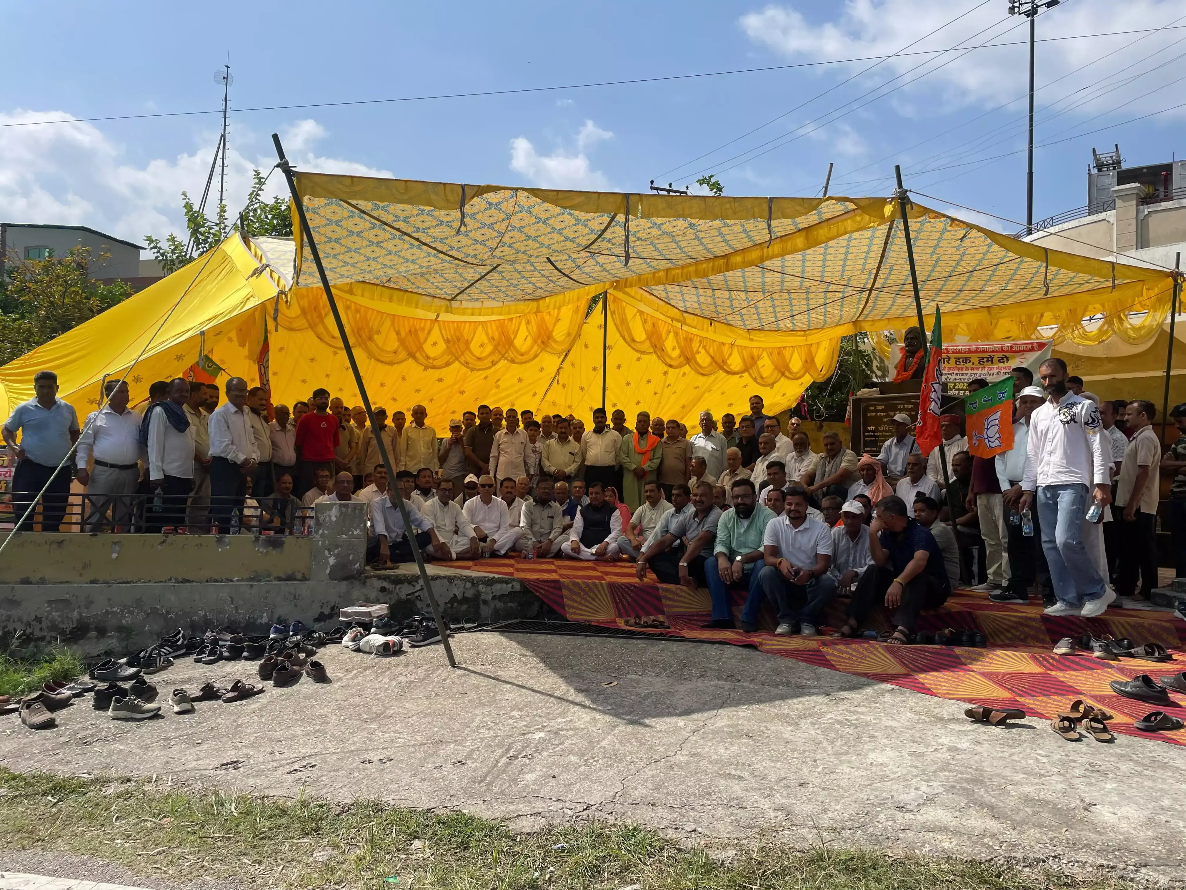 क्षेत्र की उपेक्षा का आरोप लगाकर सरकार के खिलाफ धरने पर वीरेंद्र कंवर क्षेत्र की उपेक्षा का आरोप लगाकर सरकार के खिलाफ धरने पर वीरेंद्र कंवर