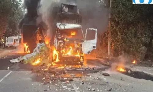 डंपर और कंटेनर की जोरदार भिड़ंत, आग की लपटों में दो लोगों की मौत