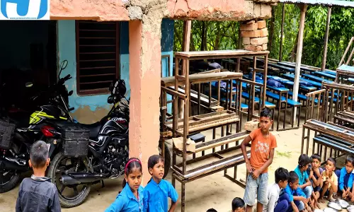 बेंच-डेस्क के सहारे टिकी स्कूल की छत, 191 बच्चों की जान खतरे में बेंच-डेस्क के सहारे टिकी स्कूल की छत, 191 बच्चों की जान खतरे में