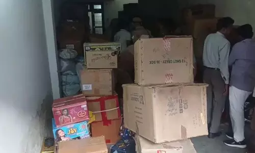 मकान में छिपा रखा था पटाखों का जखीरा, 2 टन से ज्यादा बरामद, इलाके में हड़कंप