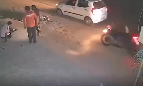 LIVE वीडियो! फिल्मी स्टाइल में लूट, बाइक को टक्कर मारकर मेडिकल रिप्रेजेंटेटिव पर हमला LIVE वीडियो! फिल्मी स्टाइल में लूट, बाइक को टक्कर मारकर मेडिकल रिप्रेजेंटेटिव पर हमला