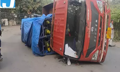 बर्मामाइंस-स्टेशन मार्ग पर हादसा, मिनी ट्रक पलटने से यातायात प्रभावित