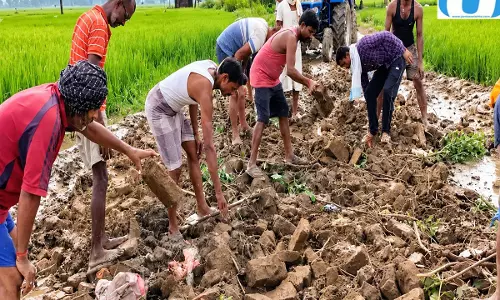 सरकारी मदद का इंतजार छोड़ा, ग्रामीणों ने अपने दम पर बना दिया रास्ता सरकारी मदद का इंतजार छोड़ा, ग्रामीणों ने अपने दम पर बना दिया रास्ता